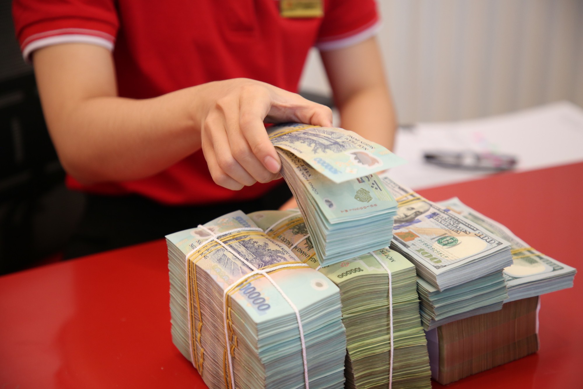 Lãi suất gửi tiết kiệm tại nhiều ngân hàng gia tăng